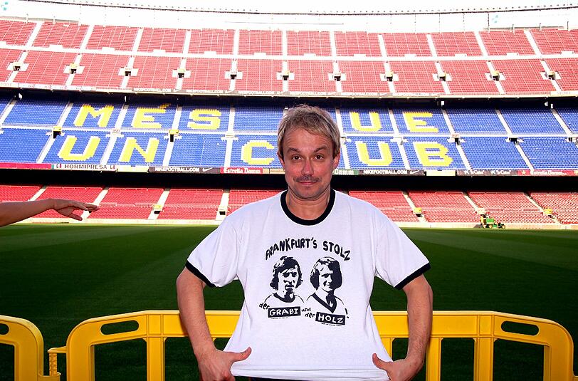 &bdquo;Frankfurt&rsquo;s Stolz&ldquo;: Henni Nachtsheim im Stadion des FC Barcelona mit einem Shirt der Eintracht-Legenden Grabowski und Hölzenbein.