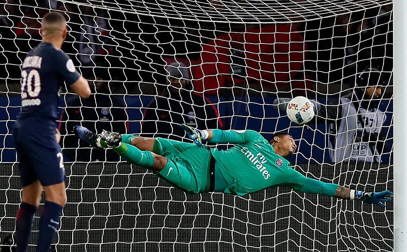 ...Ich sehe Ulreich auf Augenhöhe mit Areola, der Kevin Trapp aus dem Tor verdrängt hat. Areola ist ein talentierter Keeper. Trapp verdrängt man nicht so leicht, aber da hat sicher auch der Lokalkolorit eine Rolle gespielt. Meine Wertung: Unentschieden Also 0,5:0,5