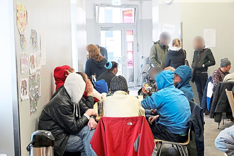 Am Hauptbahnhof dürfen sie seit letztem Sommer keinen Alkohol mehr trinken. Stadt und Caritas bieten den Suchtkranken deshalb seit 9. Dezember an, sich nebenan im Begegnungszentrum D3 zu treffen.