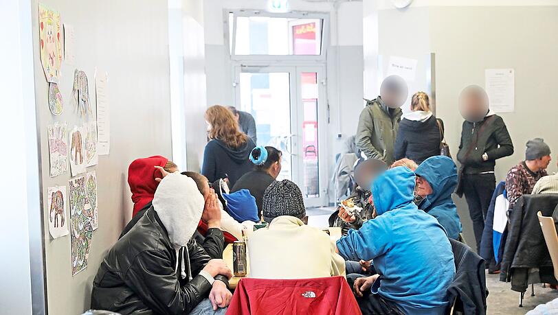 Am Hauptbahnhof dürfen sie seit letztem Sommer keinen Alkohol mehr trinken. Stadt und Caritas bieten den Suchtkranken deshalb seit 9. Dezember an, sich nebenan im Begegnungszentrum D3 zu treffen. Am Hauptbahnhof dürfen sie seit letztem Sommer keinen Alkohol mehr trinken. Stadt und Caritas bieten den Suchtkranken deshalb seit 9. Dezember an, sich nebenan im Begegnungszentrum D3 zu treffen.