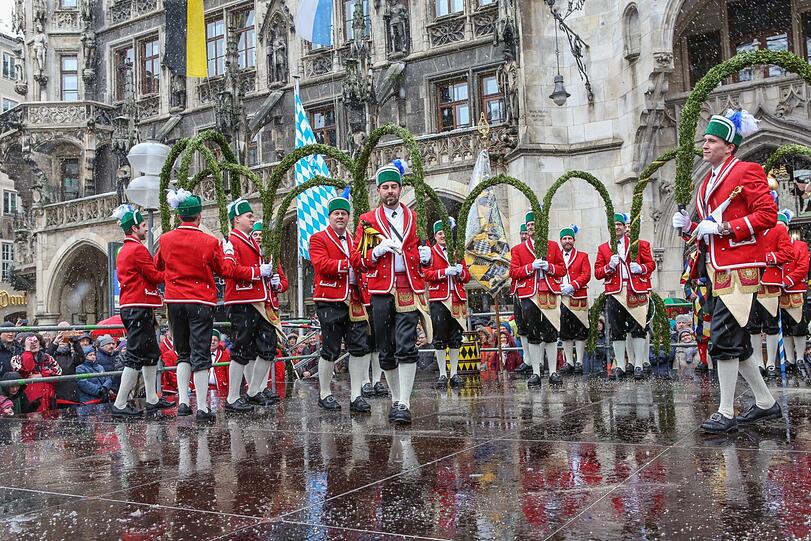 Bei eisigem Schneeregen haben die Schäffler heute am Marienplatz getanzt. Der Brauch erinnert an das Ende der Pestzeit in München.