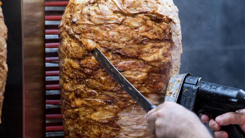 Ein Mann schneidet an einem Dönerspieß. Foto: Sven Hoppe Ein Mann schneidet an einem Dönerspieß. Foto: Sven Hoppe