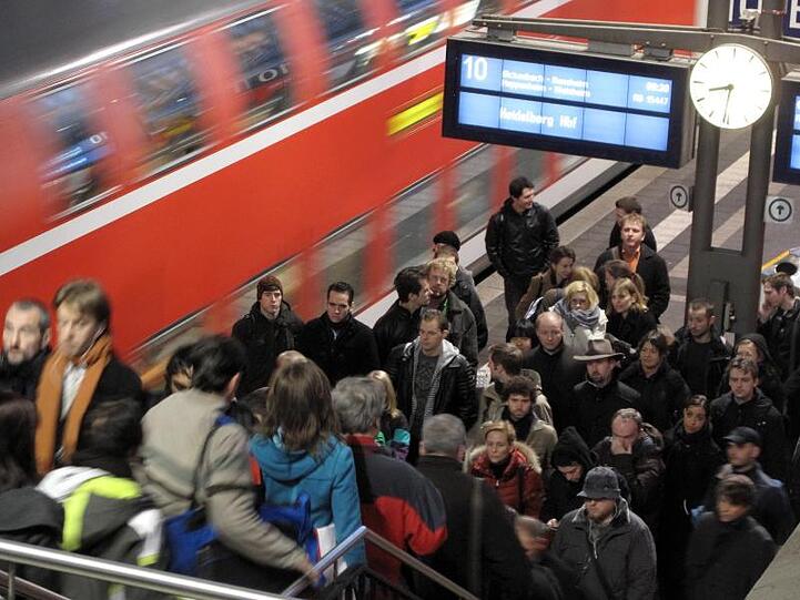 Pendler am Hauptbahnhof von Darmstadt auf dem Weg zur Arbeit.