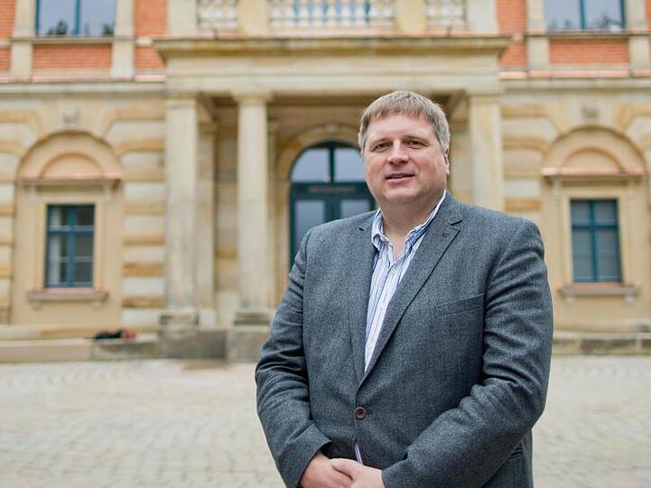 Holger von Berg steht vor dem sogenannten "Königsbau" des Festspielhauses in Bayreuth. Foto: picture alliance / dpa/Archivbild