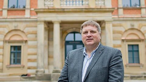 Holger von Berg steht vor dem sogenannten "Königsbau" des Festspielhauses in Bayreuth. Foto: picture alliance / dpa/Archivbild