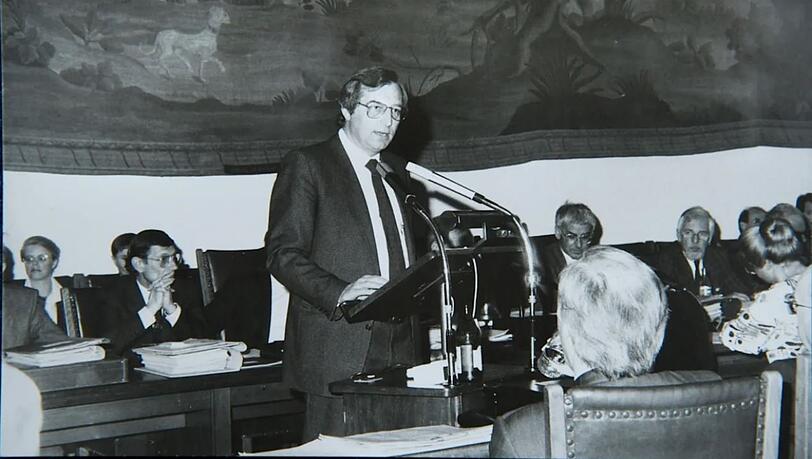 Walter Zöller in den 1980ern an seinem Lieblingsplatz ("Rathaus, großer Sitzungssaal, Rednerpult") - hier brilliert er mit scharfer Zunge und viel Ironie.
