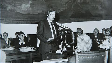 Walter Zöller in den 1980ern an seinem Lieblingsplatz ("Rathaus, großer Sitzungssaal, Rednerpult") - hier brilliert er mit scharfer Zunge und viel Ironie.