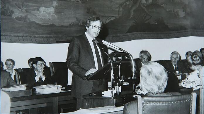 Walter Zöller in den 1980ern an seinem Lieblingsplatz ("Rathaus, großer Sitzungssaal, Rednerpult") - hier brilliert er mit scharfer Zunge und viel Ironie.