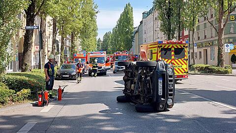 Während des knapp einstündigen Feuerwehreinsatzes war die Lindwurmstraße zwischen der Poccistraße und der Zenettistraße komplett gesperrt.