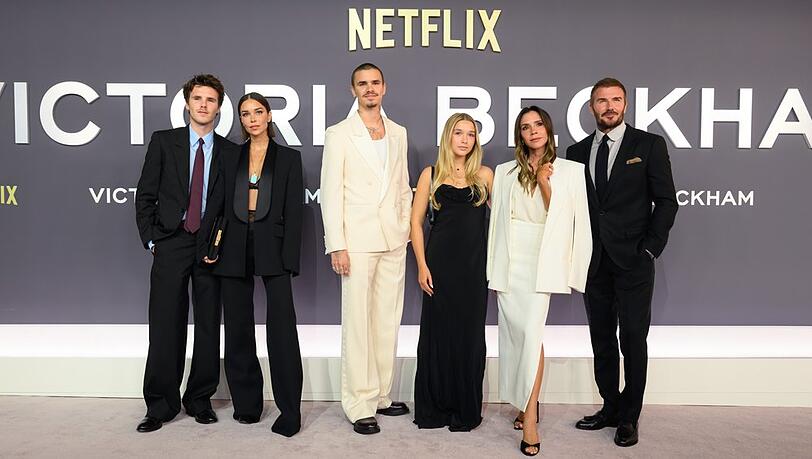 Cruz Beckham, Jackie Apostel, Romeo Beckham, Harper Beckham, Victoria Beckham und David Beckham bei der "Victoria Beckham" Weltpremiere am Mittwochabend in London.