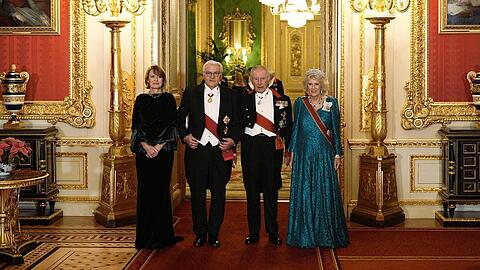 Elke Büdenbender und Frank-Walter Steinmeier mit König Charles III. und Königin Camilla (v.l.n.r.) am 3. Dezember. Elke Büdenbender und Frank-Walter Steinmeier mit König Charles III. und Königin Camilla (v.l.n.r.) am 3. Dezember.
