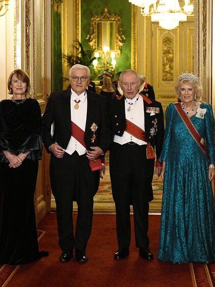 Elke Büdenbender und Frank-Walter Steinmeier mit König Charles III. und Königin Camilla (v.l.n.r.) am 3. Dezember.