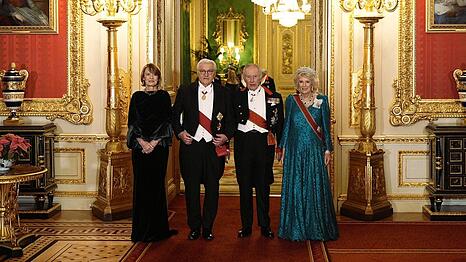 Elke Büdenbender und Frank-Walter Steinmeier mit König Charles III. und Königin Camilla (v.l.n.r.) am 3. Dezember.