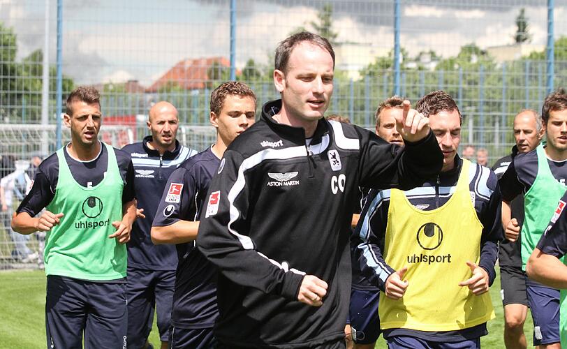 Der neue Co-Trainer Markus Schroth gibt die Richtung für die Löwen vor.