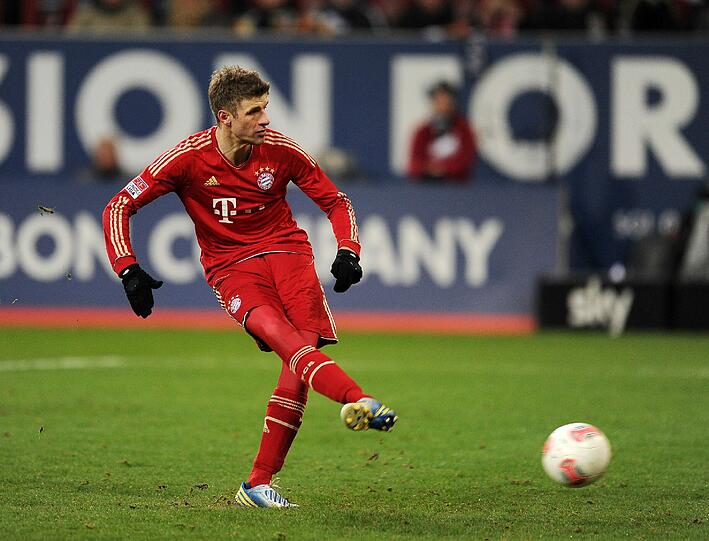 Eiskalt vom Punkt: Thomas Müller traf mit seinem neunten Saisontor gegen den FC Augsburg zum 1:0.