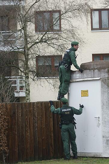 Nach der Bluttat such die Polizei rund um den Tatort in Obersendling nach Spuren. Doch die heiße Spur zum Täter fehlt bislang.