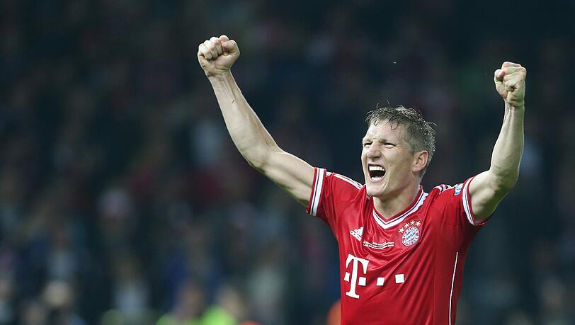 Bastian Schweinsteiger ist Fußballer des Jahres und darf es auch bleiben - das entschieden der "Kicker" und der Verband Deutscher Sportjournalisten (VDS). Erst hatte es Verwirrung gegeben, dass die Wahl nicht korrekt gelaufen sei. Jetzt gab es Entwarnung. Bastian Schweinsteiger ist Fußballer des Jahres und darf es auch bleiben - das entschieden der "Kicker" und der Verband Deutscher Sportjournalisten (VDS). Erst hatte es Verwirrung gegeben, dass die Wahl nicht korrekt gelaufen sei. Jetzt gab es Entwarnung.