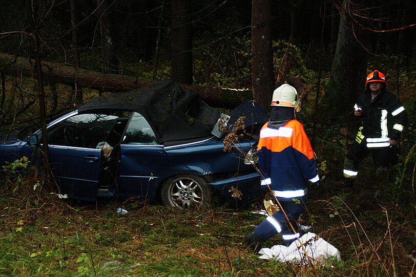 Baum zerquetscht Auto: Die Bilder vom Rettungseinsatz
