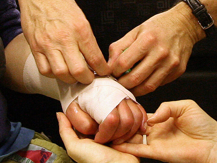 Bei einem Einbruch in Pasing verletzte sich ein Dieb an der Hand. Der Hausbewohner, ein betagter Rentner, versorgte die Wund und ließ den Mann ziehen. (Symbolbild)