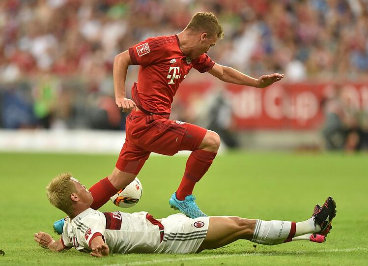 SEBASTIAN RODE Note 3: Tummelte sich ebenfalls mit Lahm und Co. im Mittelfeld, eher rechts und mit Drang nach vorne. Guter Auftritt.