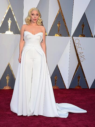 Hose, Kleid oder beides? Mit einem gekonnten Mix hat Lady Gaga auf dem Teppich in puncto Mode mal wieder einen Knaller gelandet. Einen Oscar bekam die 29-Jährige für ihren Song «Til it Happens to You» zwar nicht, einig sind sich die Mode-Experten dennoch: «Sehr originell», sagt Schneider für den Look ganz in weiß. Von Bojko gibt es für die Kreation von Designer Brandon Maxwell sogar den «Fashion-Oscar».