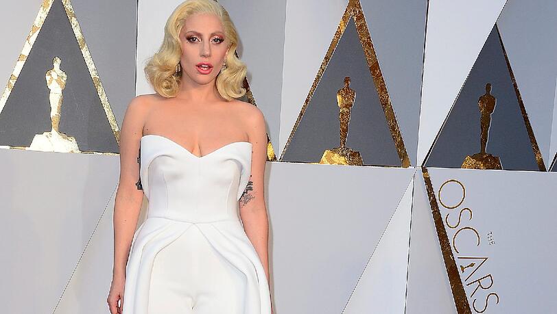 Hose, Kleid oder beides? Mit einem gekonnten Mix hat Lady Gaga auf dem Teppich in puncto Mode mal wieder einen Knaller gelandet. Einen Oscar bekam die 29-Jährige für ihren Song «Til it Happens to You» zwar nicht, einig sind sich die Mode-Experten dennoch: «Sehr originell», sagt Schneider für den Look ganz in weiß. Von Bojko gibt es für die Kreation von Designer Brandon Maxwell sogar den «Fashion-Oscar». Hose, Kleid oder beides? Mit einem gekonnten Mix hat Lady Gaga auf dem Teppich in puncto Mode mal wieder einen Knaller gelandet. Einen Oscar bekam die 29-Jährige für ihren Song «Til it Happens to You» zwar nicht, einig sind sich die Mode-Experten dennoch: «Sehr originell», sagt Schneider für den Look ganz in weiß. Von Bojko gibt es für die Kreation von Designer Brandon Maxwell sogar den «Fashion-Oscar».