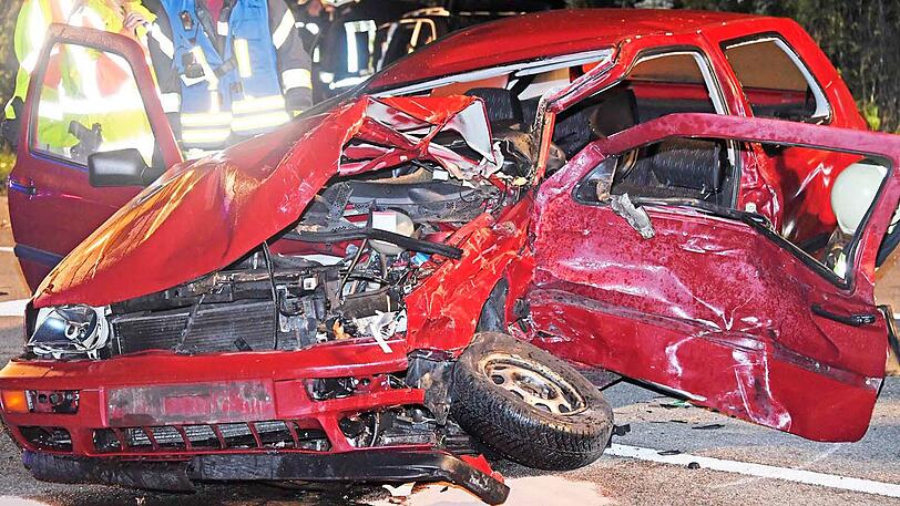 Bei dem schweren Unfall in Neuried wurden beide Autofahrer verletzt. Die Bilder der Autowracks.