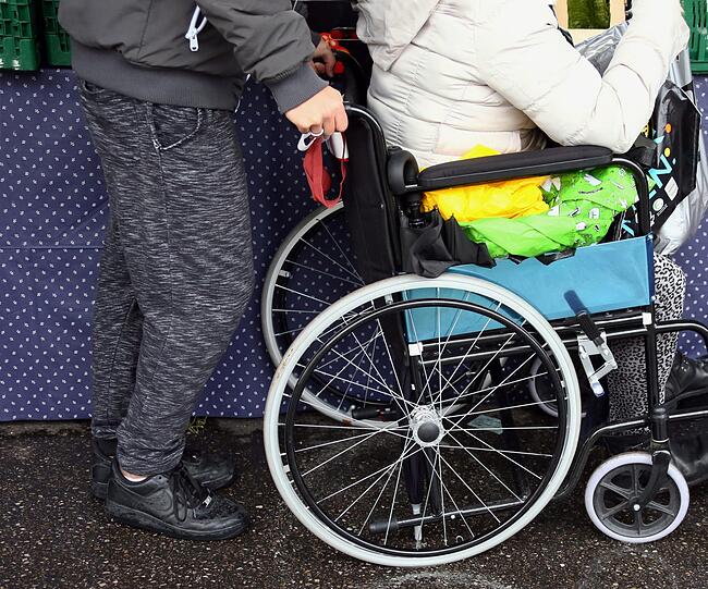 Francesco (19) macht eine Ausbildung zum Maler: "Ich wohne bei meiner schwerbehinderten Mutter und meinem Stiefvater, der einfach keine Arbeit findet. Momentan bekomme ich 230 Euro monatlich, aber die Ausbildung ist sehr gut und mein größter Wunsch ist es, mich einmal selbstständig zu machen. Wir sind jede Woche hier und suchen zusammen aus, was wir benötigen. Ich habe mir überlegt, einen Nebenjob zu suchen, damit wir etwas besser über die Runden kommen. Es wäre toll, wenn das klappen würde."