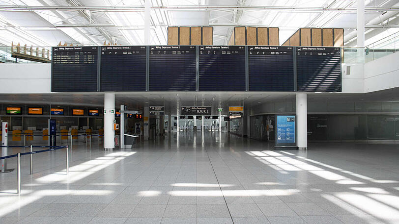 Nur wenige Flüge stehen auf der Anzeigetafel. Der Passagierverkehr am Münchner Flughafen beschränkt sich derzeit auf ein Minimum.