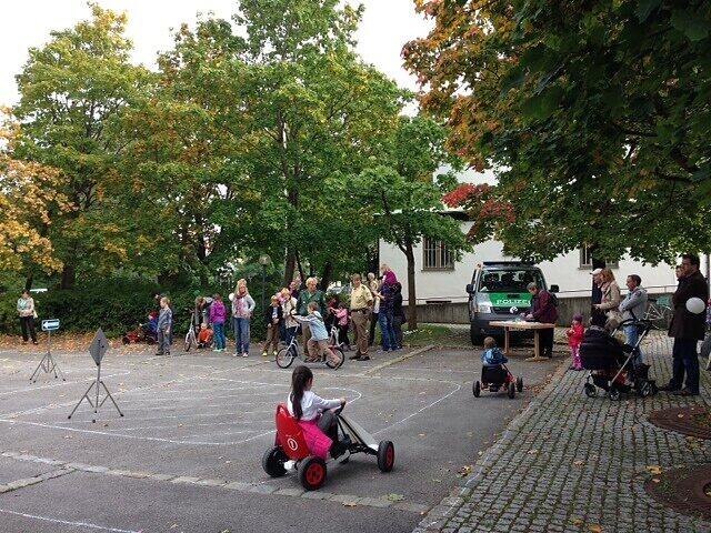 Nachmittags wurde von der Polizeiinspektion Moosach ein Verkehrsparkour für die kleinen Besucher aufgebaut.