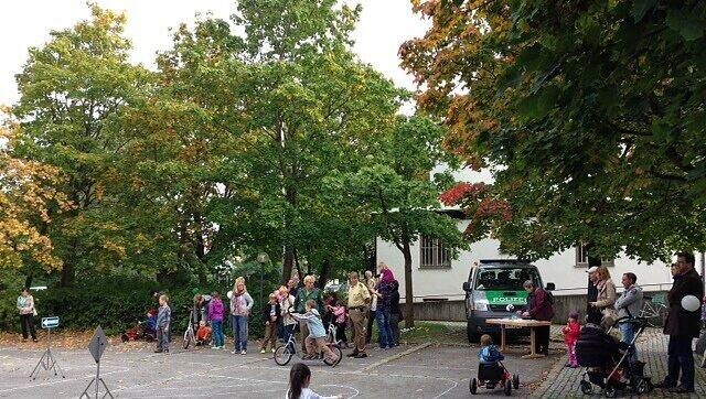 Nachmittags wurde von der Polizeiinspektion Moosach ein Verkehrsparkour für die kleinen Besucher aufgebaut. Nachmittags wurde von der Polizeiinspektion Moosach ein Verkehrsparkour für die kleinen Besucher aufgebaut.
