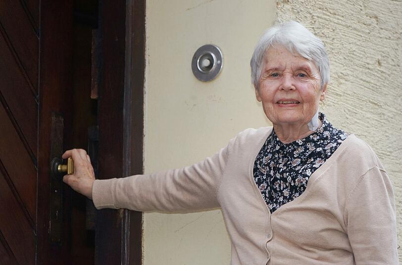 Johanna R. (79) vor ihrem Haus in Neuhausen. Sie konnte der Polizei zur Festnahme der Männer verhelfen.
