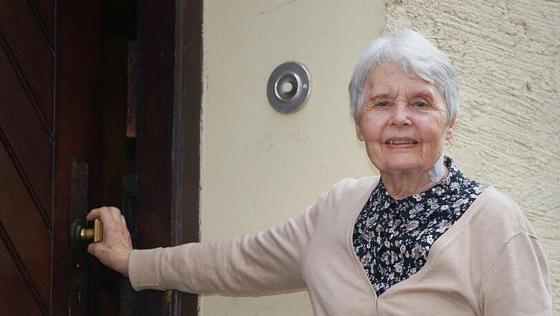 Johanna R. (79) vor ihrem Haus in Neuhausen. Sie konnte der Polizei zur Festnahme der Männer verhelfen. Johanna R. (79) vor ihrem Haus in Neuhausen. Sie konnte der Polizei zur Festnahme der Männer verhelfen.