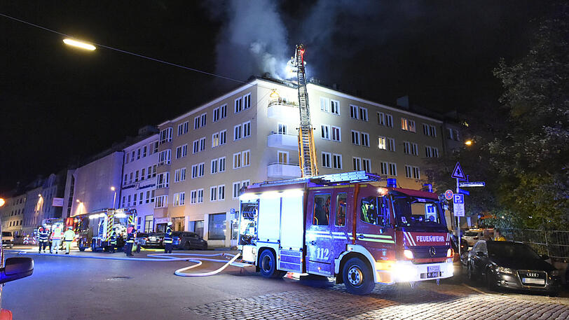 Am Mittwoch wird die Feuerwehr wegen Rauchentwicklung in einem Wohnhaus gerufen. Bald ist auf dem Dach Feuerschein zu sehen.