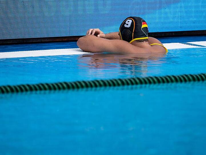 Aus im WM-Viertelfinale gegen Kroatien: Marko Stamm aus Deutschland stützt sich nach dem Spielende am Beckenrand ab.