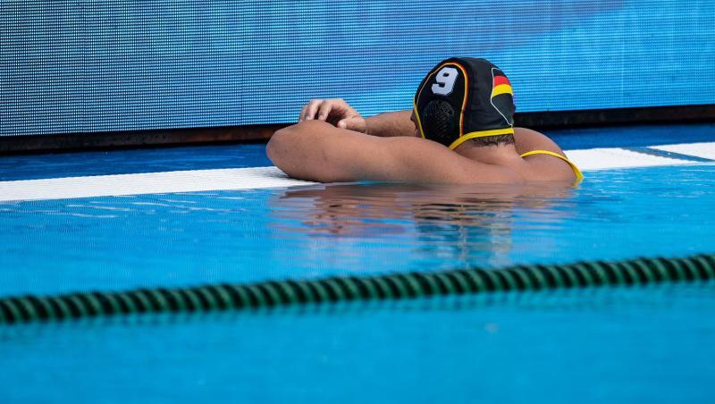 Aus im WM-Viertelfinale gegen Kroatien: Marko Stamm aus Deutschland stützt sich nach dem Spielende am Beckenrand ab. Aus im WM-Viertelfinale gegen Kroatien: Marko Stamm aus Deutschland stützt sich nach dem Spielende am Beckenrand ab.