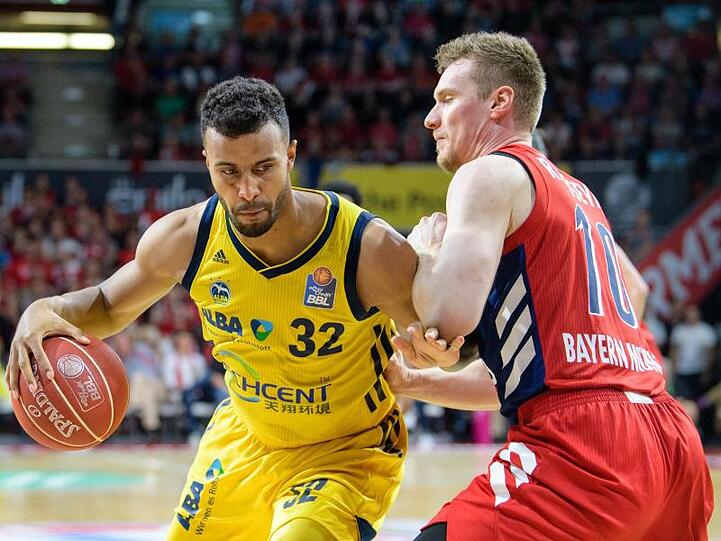 Leon Radosevic von München (r) versucht Johannes Thiemann von Alba Berlin zu blocken. Foto: Matthias Balk