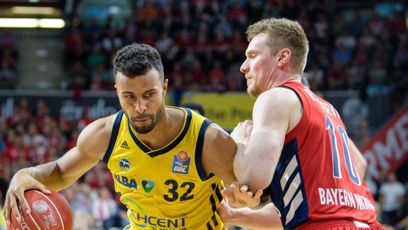 Leon Radosevic von München (r) versucht Johannes Thiemann von Alba Berlin zu blocken. Foto: Matthias Balk Leon Radosevic von München (r) versucht Johannes Thiemann von Alba Berlin zu blocken. Foto: Matthias Balk
