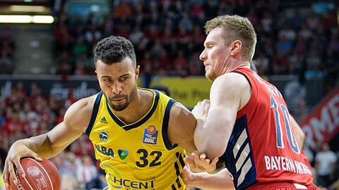 Leon Radosevic von München (r) versucht Johannes Thiemann von Alba Berlin zu blocken. Foto: Matthias Balk