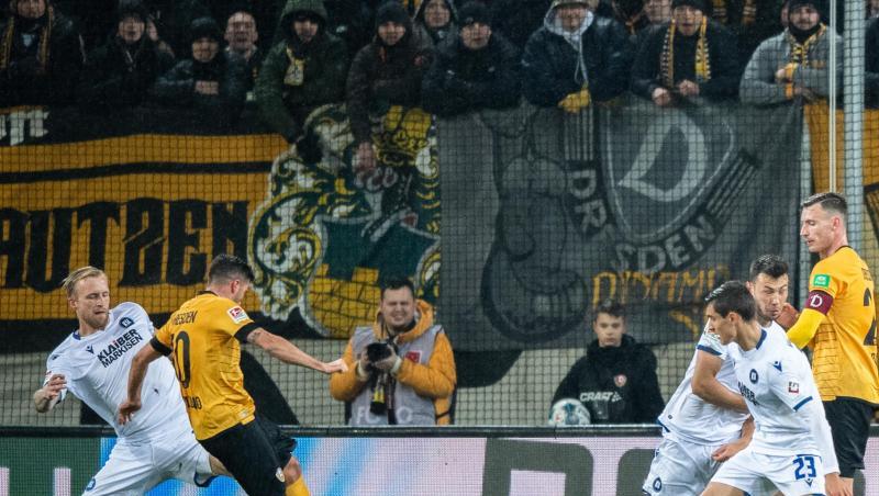 Dynamos Marco Terrazzino (M) erzielt gegen den Karlsruher SC das Tor zum 1:0. Dynamos Marco Terrazzino (M) erzielt gegen den Karlsruher SC das Tor zum 1:0.