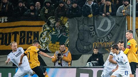 Dynamos Marco Terrazzino (M) erzielt gegen den Karlsruher SC das Tor zum 1:0.