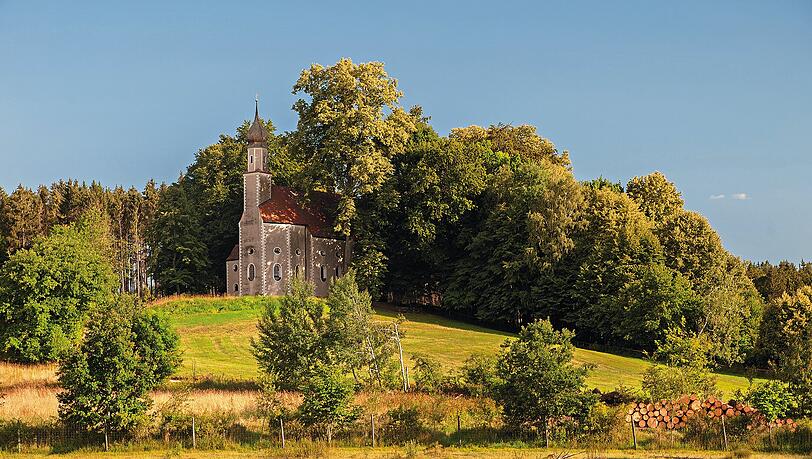 Die Wallfahrtskirche Herrnrast ist wirklich hübsch gelegen – so eingerahmt von Laubbäumen. Die Wallfahrtskirche Herrnrast ist wirklich hübsch gelegen – so eingerahmt von Laubbäumen.