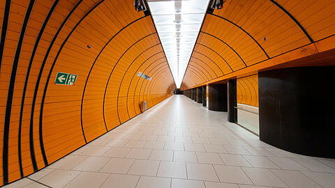 Diese orangene Röhre kennt wohl jeder: Der U-Bahnhof Marienplatz.