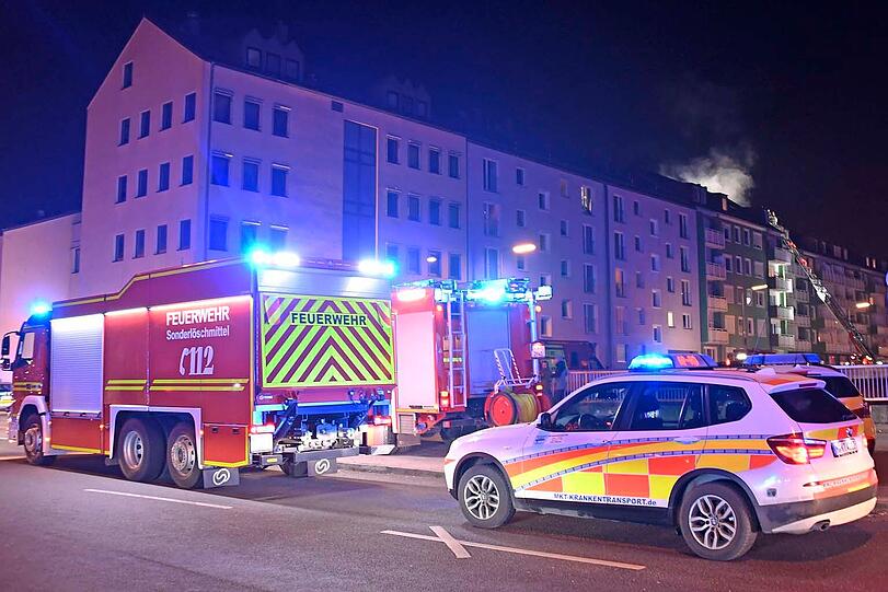 Für die Dauer des Großeinsatzes mussten Teile der Straße gesperrt werden.