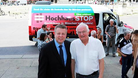Robert Brannekämper und Wolfgang Czisch vor dem neuen Bus der Kampagne.