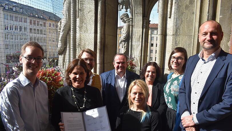 Die Gründungsmitglieder des Auszubildendenwerks München (v.l.): Kristofer Herbers, Jugendsekretär der DGB Jugend München, Bürgermeisterin Verena Dietl, Stadtschulrat Florian Kraus, Wirtschaftsreferent Clemens Baumgärtner, Sozialreferentin Dorothee Schiwy, Stadtdirektorin im Planungsreferat Jacqueline Charlier, die Vorsitzende Judith Greil für den Kreisjugendring München-Stadt und Personalreferent Andreas Mickisch Die Gründungsmitglieder des Auszubildendenwerks München (v.l.): Kristofer Herbers, Jugendsekretär der DGB Jugend München, Bürgermeisterin Verena Dietl, Stadtschulrat Florian Kraus, Wirtschaftsreferent Clemens Baumgärtner, Sozialreferentin Dorothee Schiwy, Stadtdirektorin im Planungsreferat Jacqueline Charlier, die Vorsitzende Judith Greil für den Kreisjugendring München-Stadt und Personalreferent Andreas Mickisch