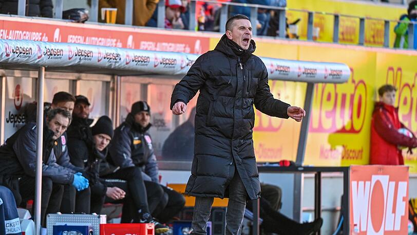 Trainer Mersad Selimbegovic von Regensburg steht am Spielfeldrand.