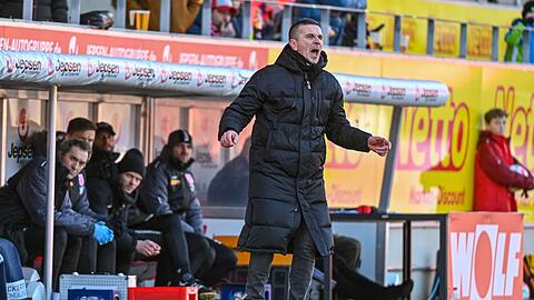Trainer Mersad Selimbegovic von Regensburg steht am Spielfeldrand.