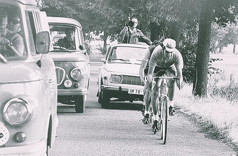 Begleitfahrzeuge gab es damals schon. Auch wenn sie anders aussahen. Wolfgang Lötzsch (vorne), der die DDR nie verlassen durfte.