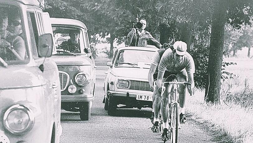 Begleitfahrzeuge gab es damals schon. Auch wenn sie anders aussahen. Wolfgang Lötzsch (vorne), der die DDR nie verlassen durfte. Begleitfahrzeuge gab es damals schon. Auch wenn sie anders aussahen. Wolfgang Lötzsch (vorne), der die DDR nie verlassen durfte.